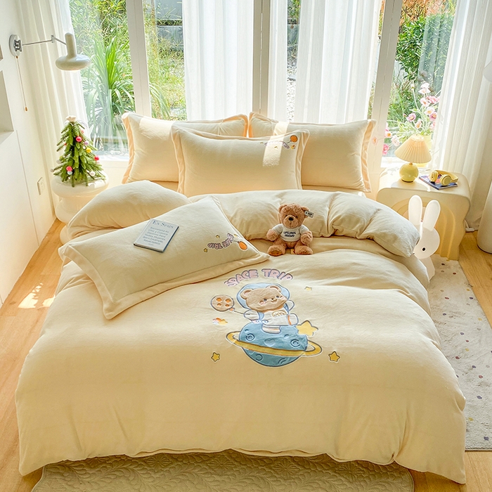 91家纺网 家纺一手货源 找家纺 棉生活家纺 2025新款卡通牛奶绒贴布绣系列四件套 太空旅行 奶黄