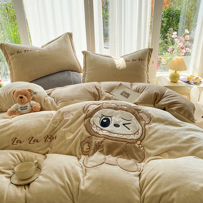 91家纺网 家纺一手货源 找家纺 棉生活家纺 2025新款卡通牛奶绒贴布绣系列四件套 啦卟卟 咖