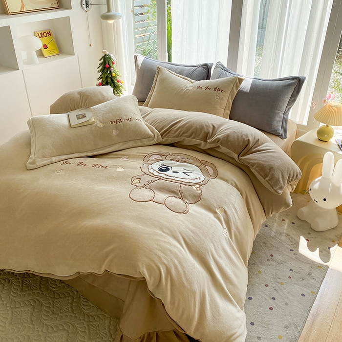 91家纺网 家纺一手货源 找家纺 棉生活家纺 2025新款卡通牛奶绒贴布绣系列四件套 啦卟卟 咖