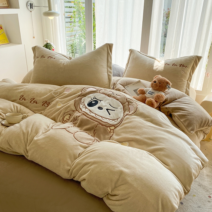 91家纺网 家纺一手货源 找家纺 棉生活家纺 2025新款卡通牛奶绒贴布绣系列四件套 啦卟卟 咖