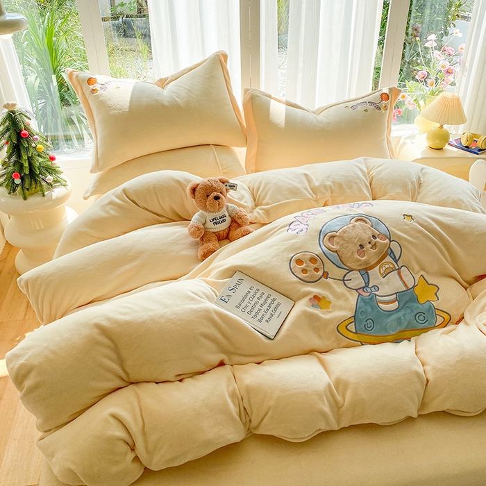 91家纺网 家纺一手货源 找家纺 棉生活家纺 2025新款卡通牛奶绒贴布绣系列四件套 太空旅行 奶黄