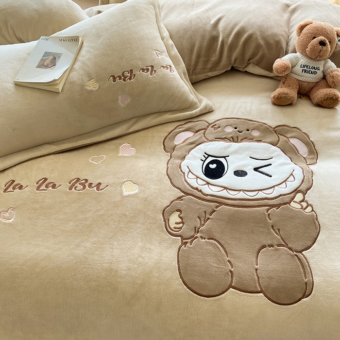 91家纺网 家纺一手货源 找家纺 棉生活家纺 2025新款卡通牛奶绒贴布绣系列四件套 啦卟卟 咖