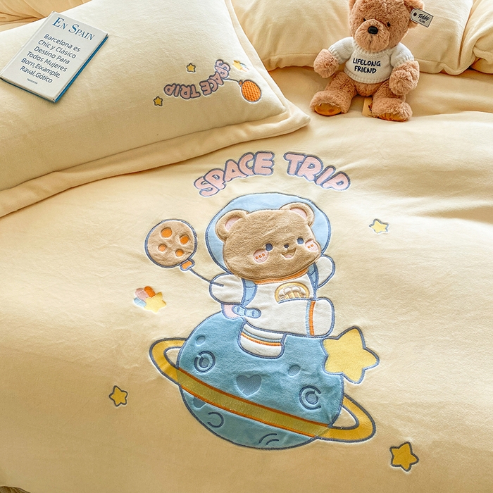 91家纺网 家纺一手货源 找家纺 棉生活家纺 2025新款卡通牛奶绒贴布绣系列四件套 太空旅行 奶黄