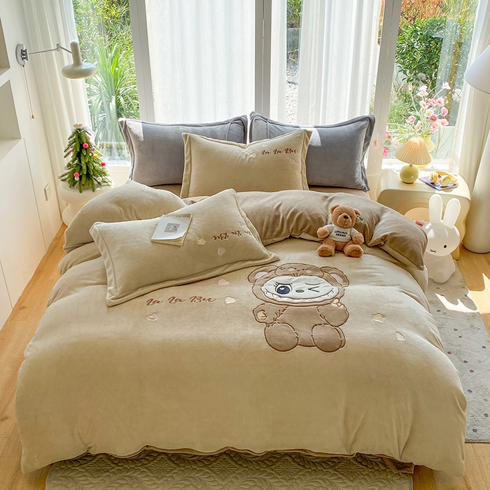 91家纺网 家纺一手货源 找家纺 棉生活家纺 2025新款卡通牛奶绒贴布绣系列四件套 啦卟卟 咖