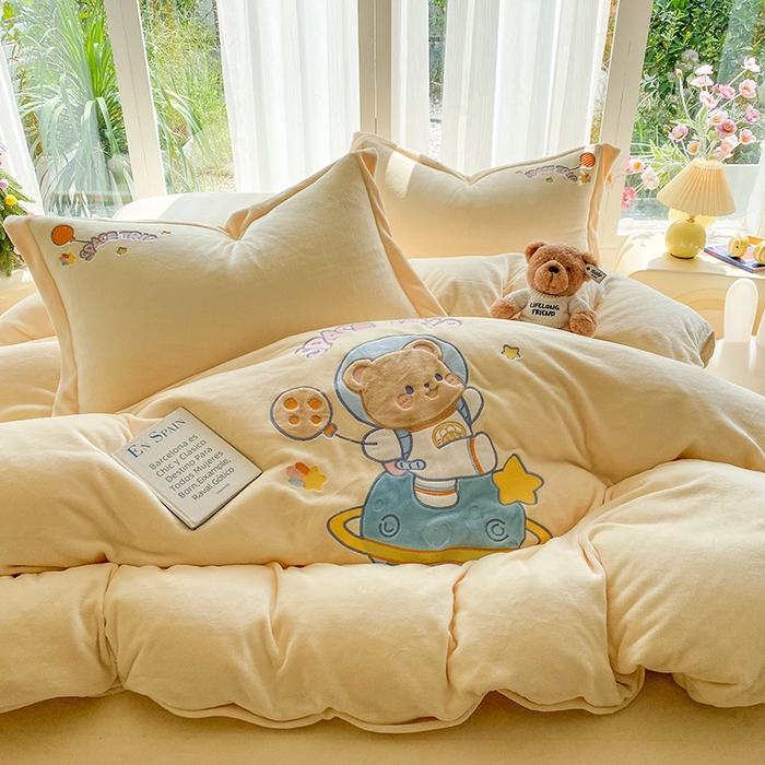 91家纺网 家纺一手货源 找家纺 棉生活家纺 2025新款卡通牛奶绒贴布绣系列四件套 太空旅行 奶黄