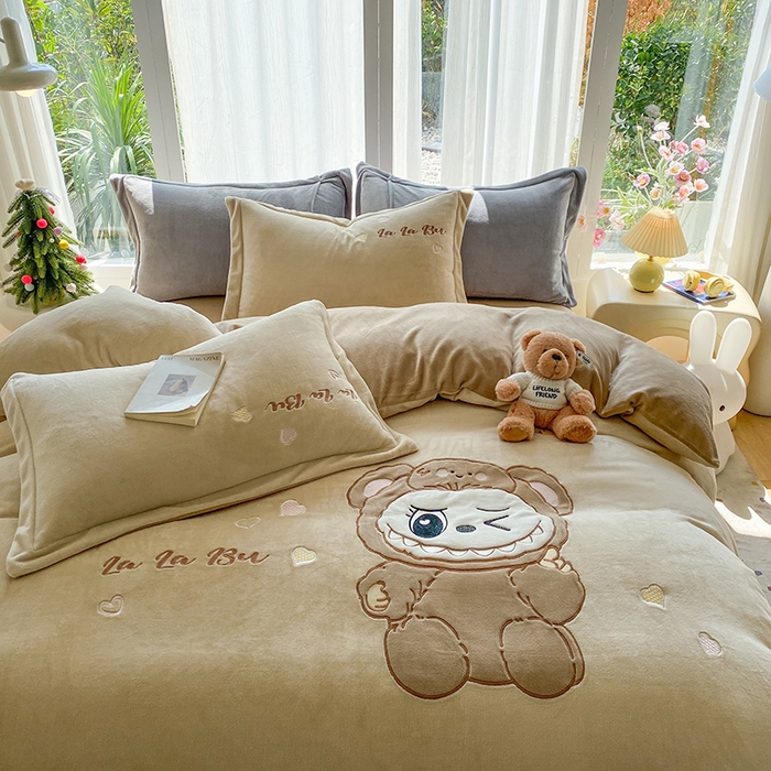 91家纺网 家纺一手货源 找家纺 棉生活家纺 2025新款卡通牛奶绒贴布绣系列四件套 啦卟卟 咖