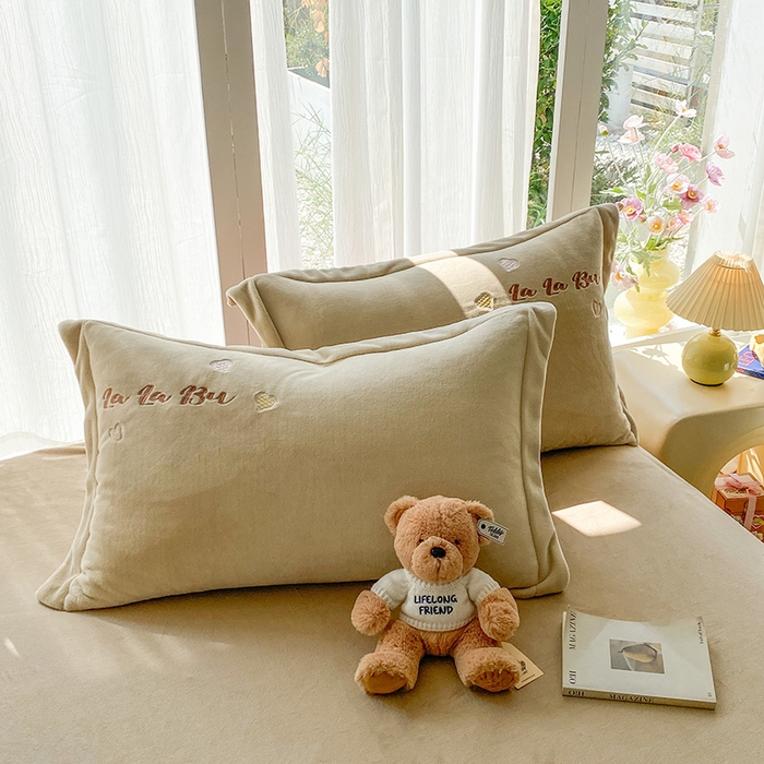 91家纺网 家纺一手货源 找家纺 棉生活家纺 2025新款卡通牛奶绒贴布绣系列四件套 啦卟卟 咖