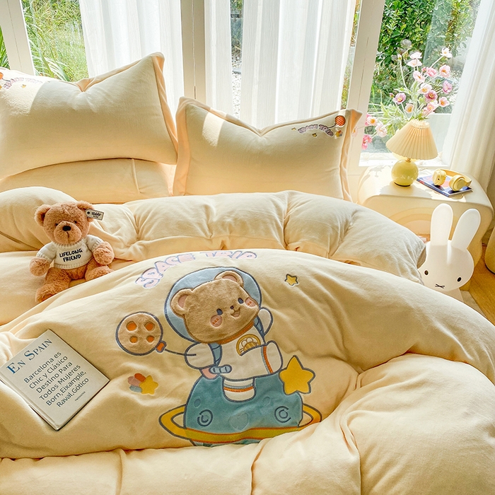 91家纺网 家纺一手货源 找家纺 棉生活家纺 2025新款卡通牛奶绒贴布绣系列四件套 太空旅行 奶黄