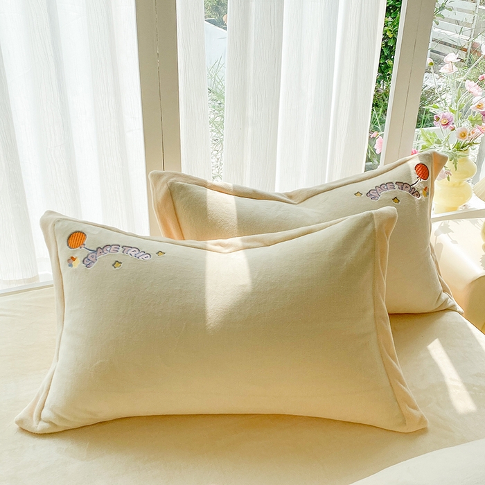 91家纺网 家纺一手货源 找家纺 棉生活家纺 2025新款卡通牛奶绒贴布绣系列四件套 太空旅行 奶黄