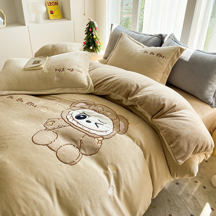 91家纺网 家纺一手货源 找家纺 棉生活家纺 2025新款卡通牛奶绒贴布绣系列四件套 啦卟卟 咖