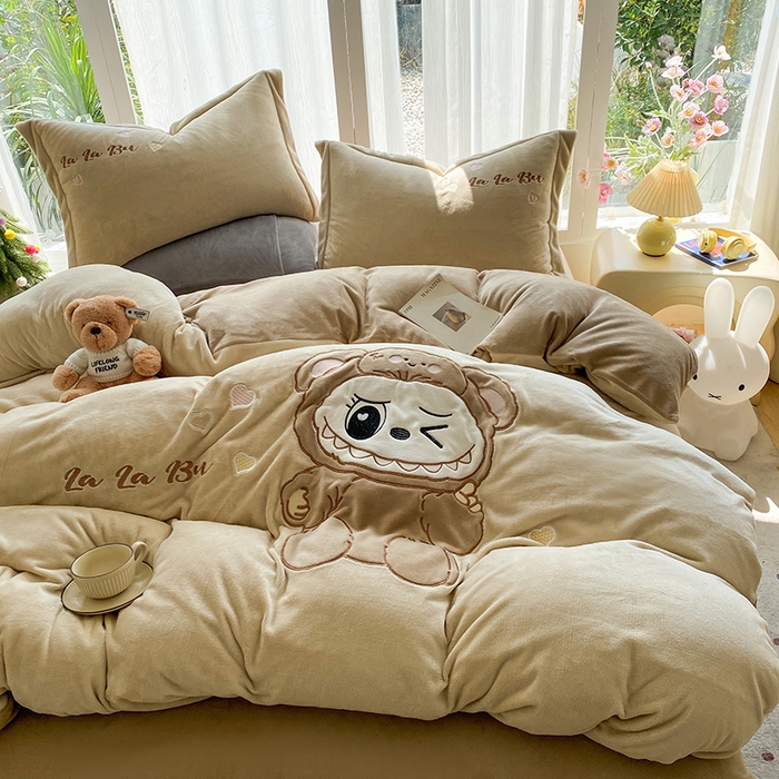 91家纺网 家纺一手货源 找家纺 棉生活家纺 2025新款卡通牛奶绒贴布绣系列四件套 啦卟卟 咖