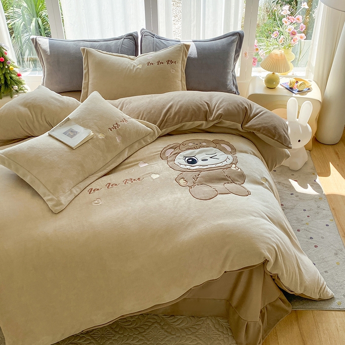 91家纺网 家纺一手货源 找家纺 棉生活家纺 2025新款卡通牛奶绒贴布绣系列四件套 啦卟卟 咖