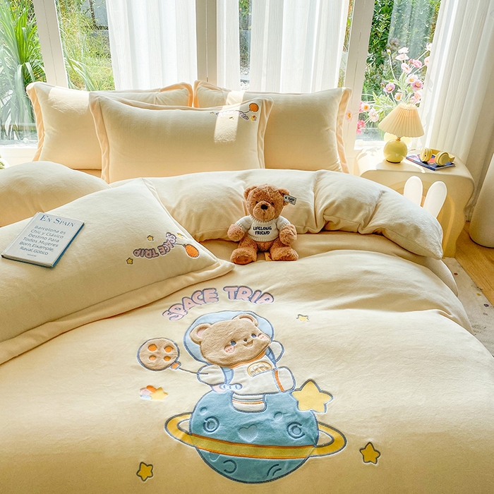 91家纺网 家纺一手货源 找家纺 棉生活家纺 2025新款卡通牛奶绒贴布绣系列四件套 太空旅行 奶黄