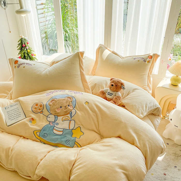 91家纺网 家纺一手货源 找家纺 棉生活家纺 2025新款卡通牛奶绒贴布绣系列四件套 太空旅行 奶黄