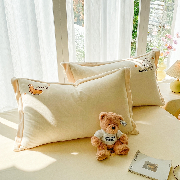 91家纺网 家纺一手货源 找家纺 棉生活家纺 2025新款卡通牛奶绒贴布绣系列四件套 香蕉 奶黄