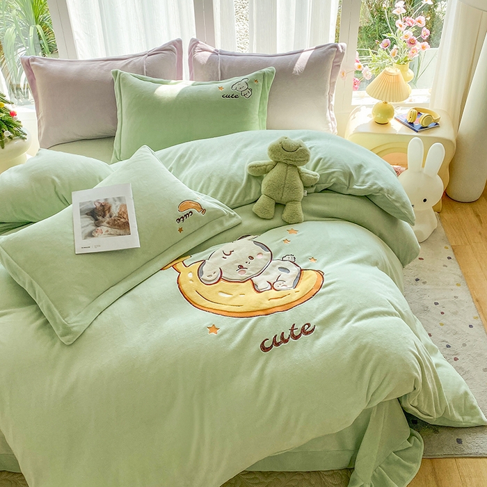 91家纺网 家纺一手货源 找家纺 棉生活家纺 2025新款卡通牛奶绒贴布绣系列四件套 香蕉 绿