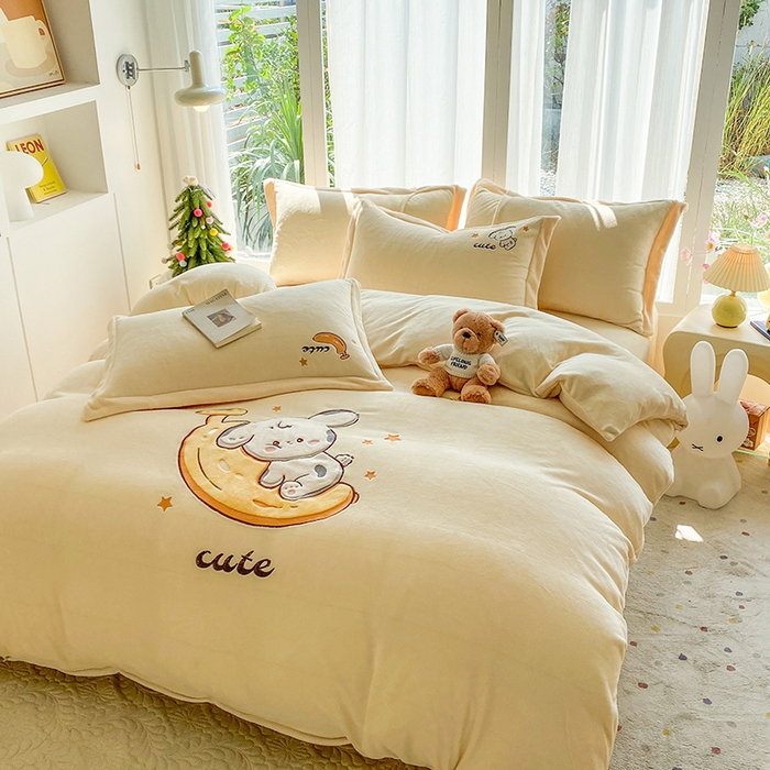 91家纺网 家纺一手货源 找家纺 棉生活家纺 2025新款卡通牛奶绒贴布绣系列四件套 香蕉 奶黄