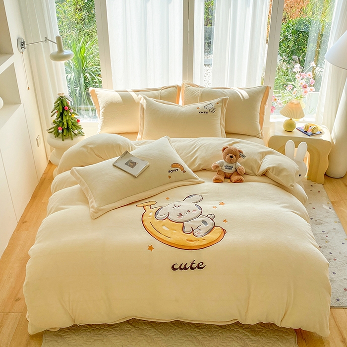 91家纺网 家纺一手货源 找家纺 棉生活家纺 2025新款卡通牛奶绒贴布绣系列四件套 香蕉 奶黄