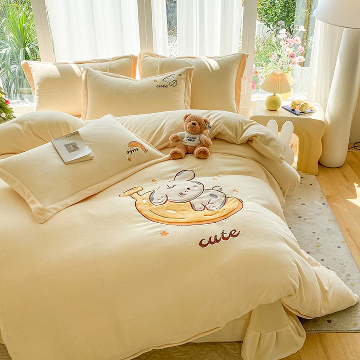 91家纺网 家纺一手货源 找家纺 棉生活家纺 2025新款卡通牛奶绒贴布绣系列四件套 香蕉 奶黄