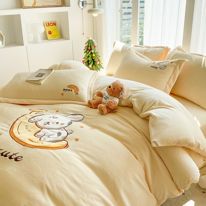 91家纺网 家纺一手货源 找家纺 棉生活家纺 2025新款卡通牛奶绒贴布绣系列四件套 香蕉 奶黄