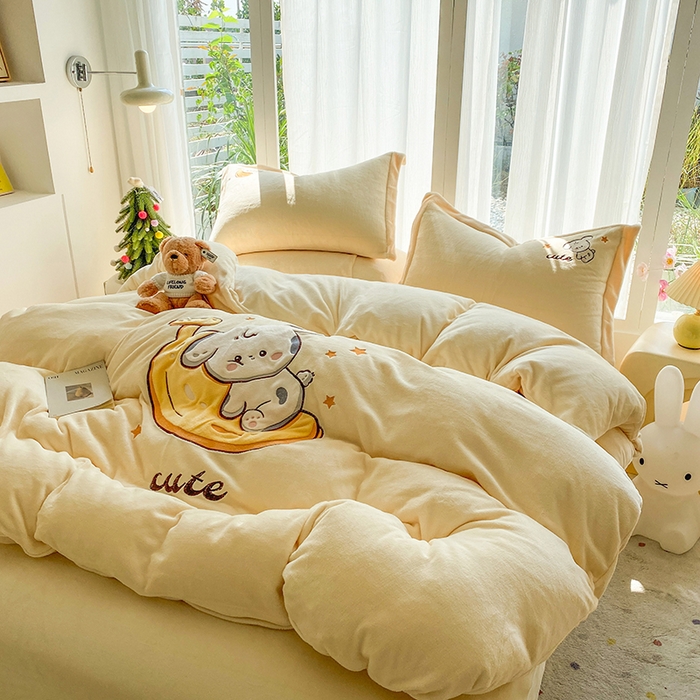 91家纺网 家纺一手货源 找家纺 棉生活家纺 2025新款卡通牛奶绒贴布绣系列四件套 香蕉 奶黄