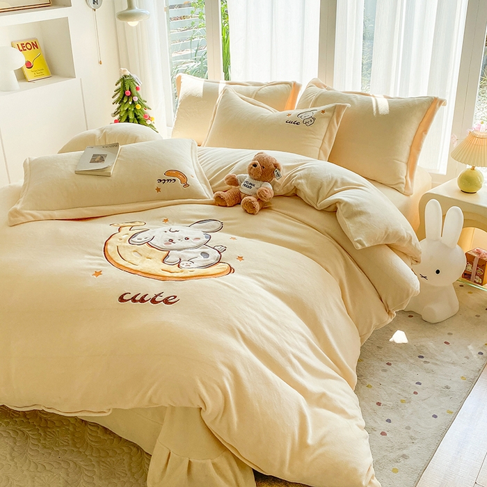 91家纺网 家纺一手货源 找家纺 棉生活家纺 2025新款卡通牛奶绒贴布绣系列四件套 香蕉 奶黄