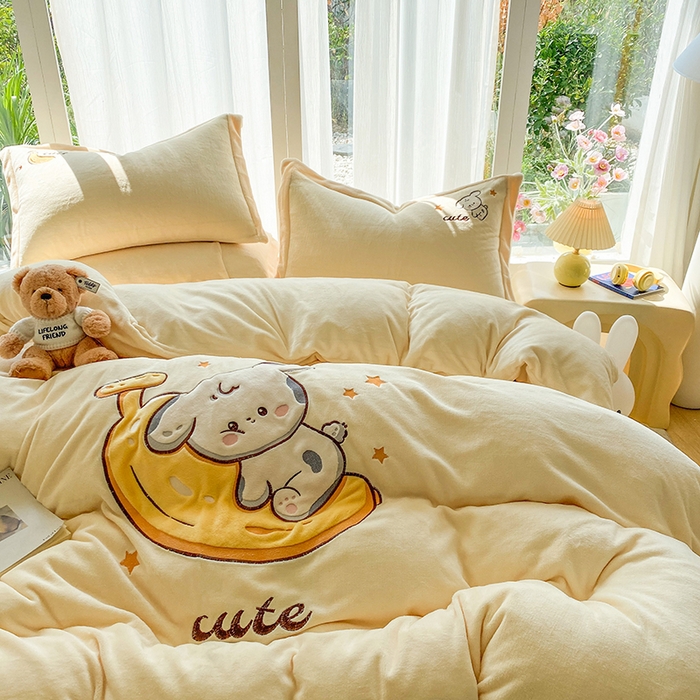 91家纺网 家纺一手货源 找家纺 棉生活家纺 2025新款卡通牛奶绒贴布绣系列四件套 香蕉 奶黄