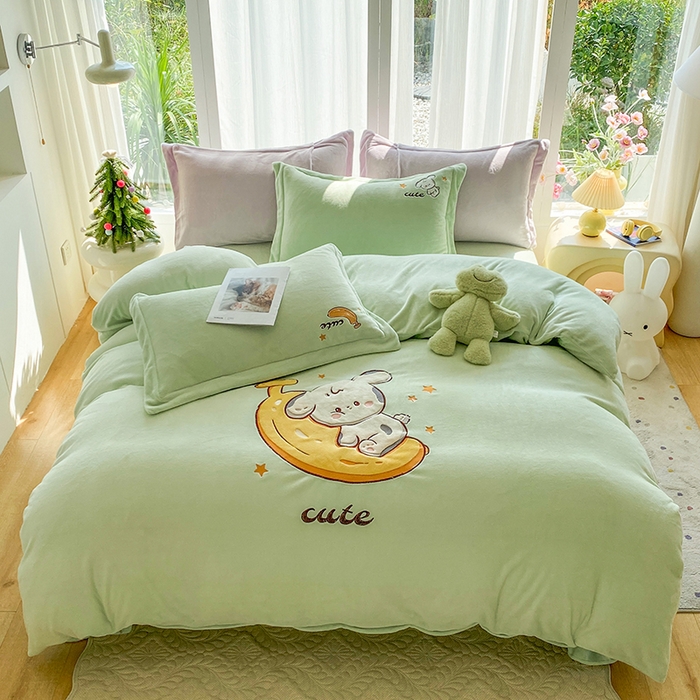 91家纺网 家纺一手货源 找家纺 棉生活家纺 2025新款卡通牛奶绒贴布绣系列四件套 香蕉 绿