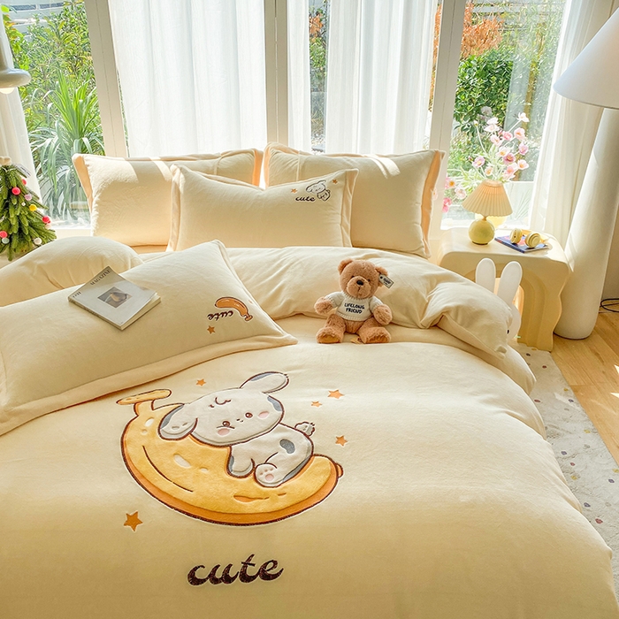 91家纺网 家纺一手货源 找家纺 棉生活家纺 2025新款卡通牛奶绒贴布绣系列四件套 香蕉 奶黄