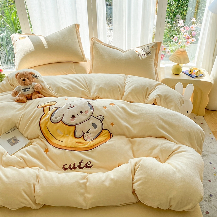 91家纺网 家纺一手货源 找家纺 棉生活家纺 2025新款卡通牛奶绒贴布绣系列四件套 香蕉 奶黄