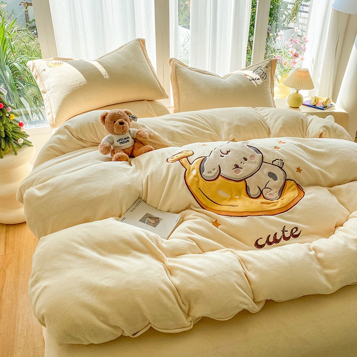 91家纺网 家纺一手货源 找家纺 棉生活家纺 2025新款卡通牛奶绒贴布绣系列四件套 香蕉 奶黄