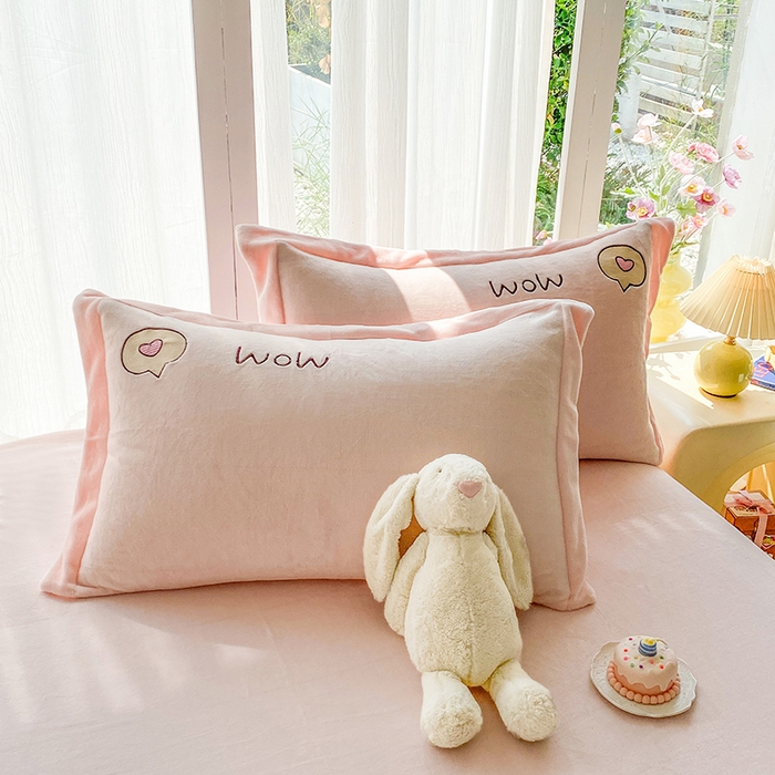 91家纺网 家纺一手货源 找家纺 棉生活家纺 2025新款卡通牛奶绒贴布绣系列四件套 乖乖兔 粉