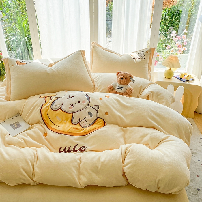 91家纺网 家纺一手货源 找家纺 棉生活家纺 2025新款卡通牛奶绒贴布绣系列四件套 香蕉 奶黄