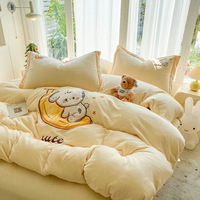 91家纺网 家纺一手货源 找家纺 棉生活家纺 2025新款卡通牛奶绒贴布绣系列四件套 香蕉 奶黄