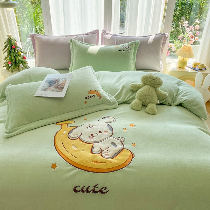 91家纺网 家纺一手货源 找家纺 棉生活家纺 2025新款卡通牛奶绒贴布绣系列四件套 香蕉 绿