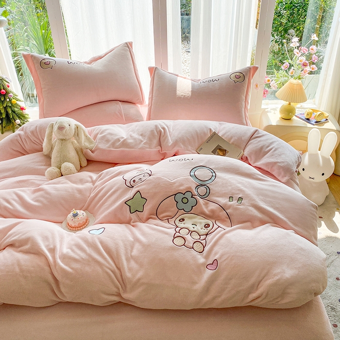 91家纺网 家纺一手货源 找家纺 棉生活家纺 2025新款卡通牛奶绒贴布绣系列四件套 乖乖兔 粉