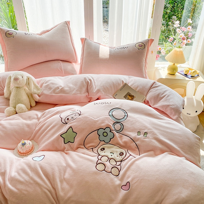 91家纺网 家纺一手货源 找家纺 棉生活家纺 2025新款卡通牛奶绒贴布绣系列四件套 乖乖兔 粉