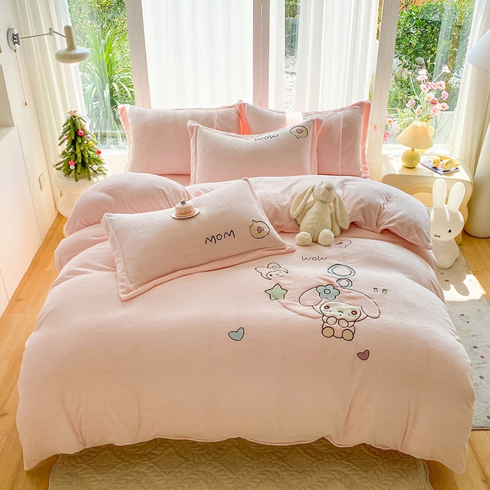 91家纺网 家纺一手货源 找家纺 棉生活家纺 2025新款卡通牛奶绒贴布绣系列四件套 乖乖兔 粉