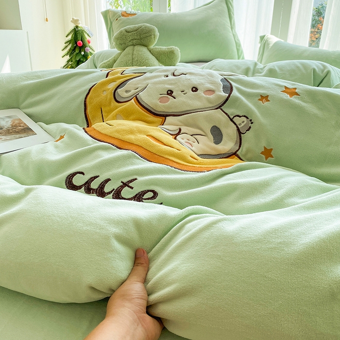 91家纺网 家纺一手货源 找家纺 棉生活家纺 2025新款卡通牛奶绒贴布绣系列四件套 香蕉 绿