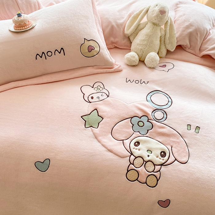 91家纺网 家纺一手货源 找家纺 棉生活家纺 2025新款卡通牛奶绒贴布绣系列四件套 乖乖兔 粉