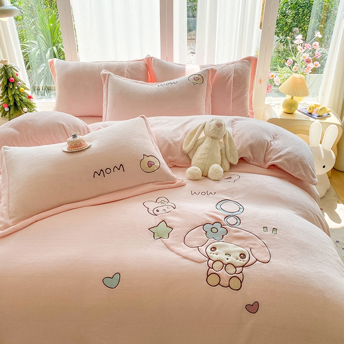 91家纺网 家纺一手货源 找家纺 棉生活家纺 2025新款卡通牛奶绒贴布绣系列四件套 乖乖兔 粉