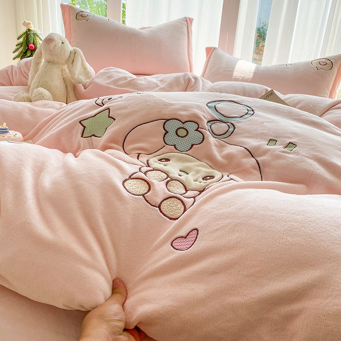 91家纺网 家纺一手货源 找家纺 棉生活家纺 2025新款卡通牛奶绒贴布绣系列四件套 乖乖兔 粉