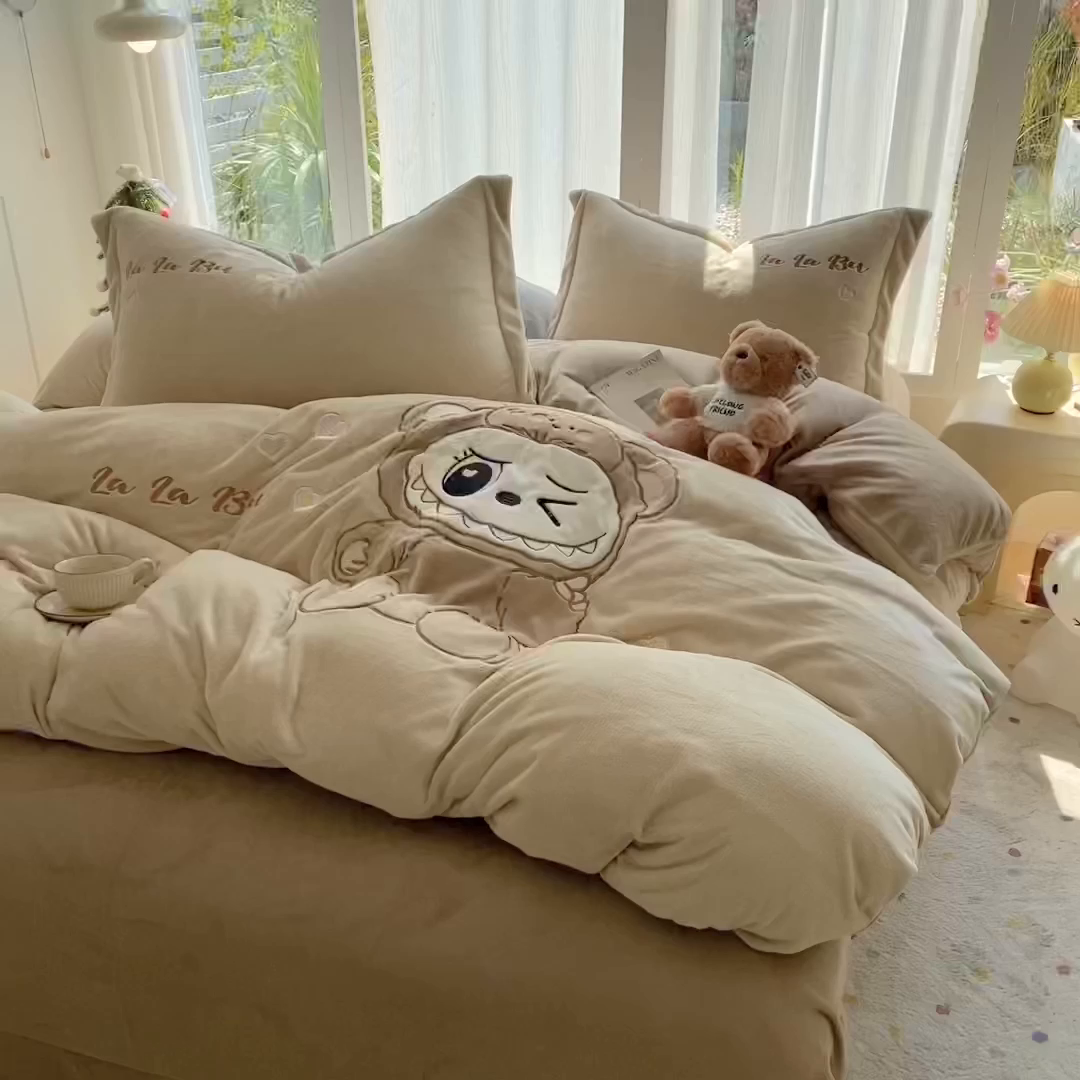 91家纺网 家纺一手货源 找家纺 棉生活家纺 2025新款卡通牛奶绒贴布绣系列四件套 啦卟卟 咖