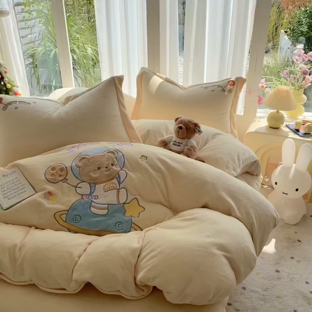 91家纺网 家纺一手货源 找家纺 棉生活家纺 2025新款卡通牛奶绒贴布绣系列四件套 太空旅行 奶黄