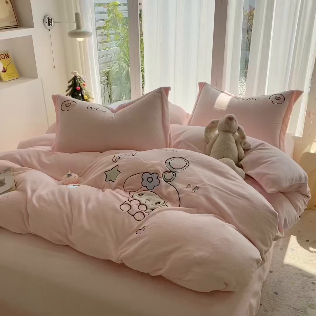 91家纺网 家纺一手货源 找家纺 棉生活家纺 2025新款卡通牛奶绒贴布绣系列四件套 乖乖兔 粉