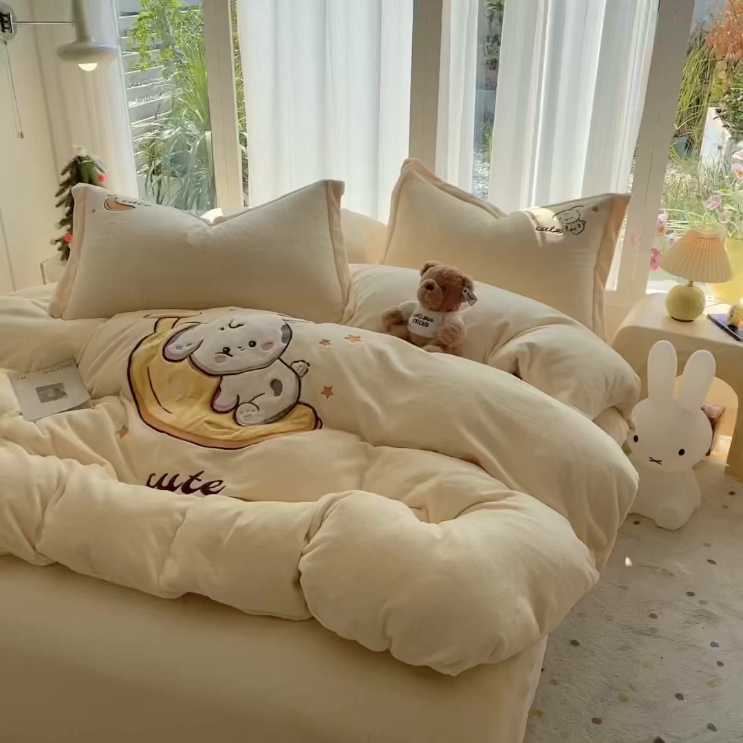 91家纺网 家纺一手货源 找家纺 棉生活家纺 2025新款卡通牛奶绒贴布绣系列四件套 香蕉 奶黄