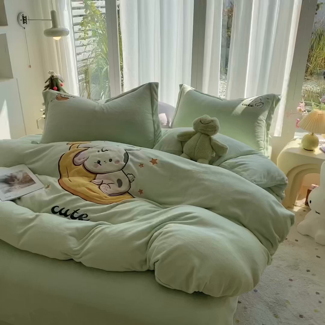 91家纺网 家纺一手货源 找家纺 棉生活家纺 2025新款卡通牛奶绒贴布绣系列四件套 香蕉 绿