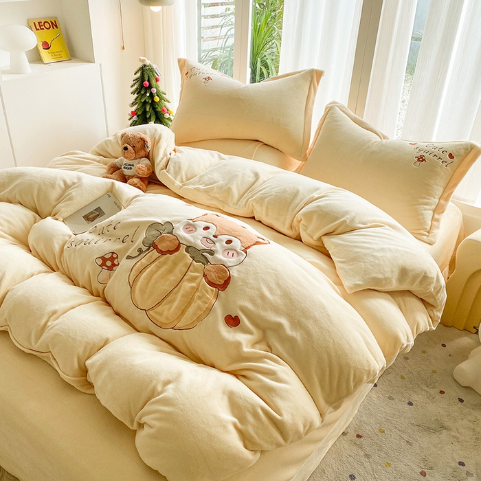 91家纺网 家纺一手货源 找家纺 棉生活家纺 2025新款卡通牛奶绒贴布绣系列四件套 小松鼠 奶黄