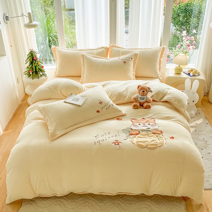 91家纺网 家纺一手货源 找家纺 棉生活家纺 2025新款卡通牛奶绒贴布绣系列四件套 小松鼠 奶黄