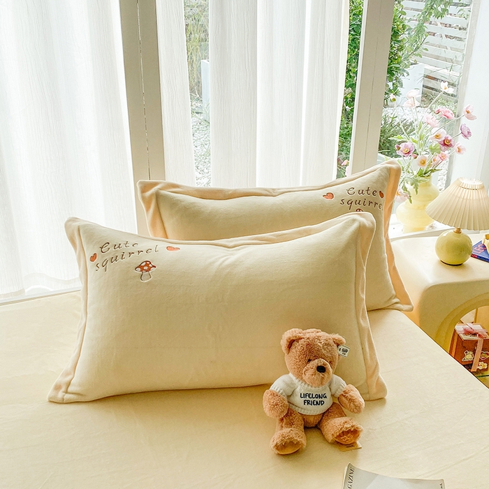 91家纺网 家纺一手货源 找家纺 棉生活家纺 2025新款卡通牛奶绒贴布绣系列四件套 小松鼠 奶黄